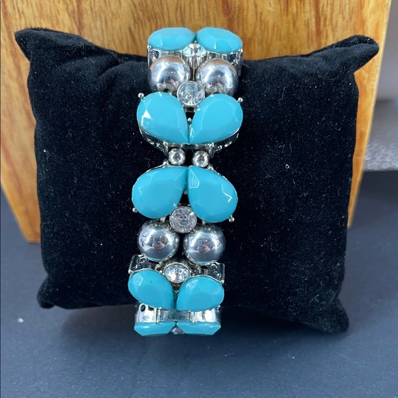 1.17.26-32 Turquoise Cabochons & Silvertone Beads with Glass Stretchy 🦋 Bracelet - Picture 2 of 5